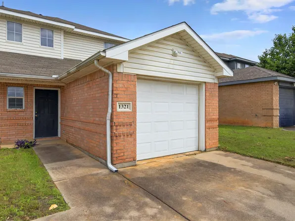 1321 Village Garden Dr, Azle, TX 76020