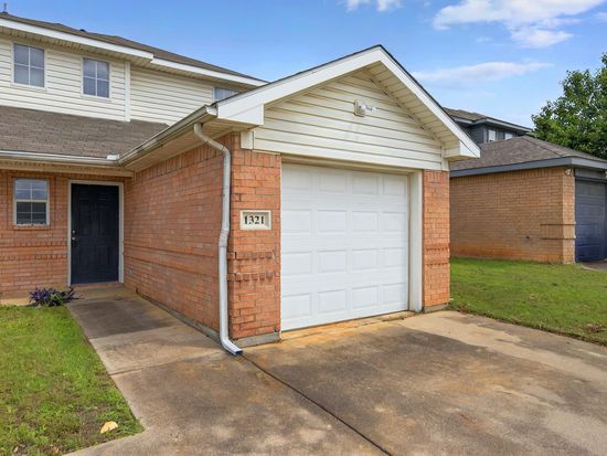 1321 Village Garden Dr, Azle, TX 76020