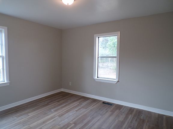 5th image of 644 Beverly Dr N