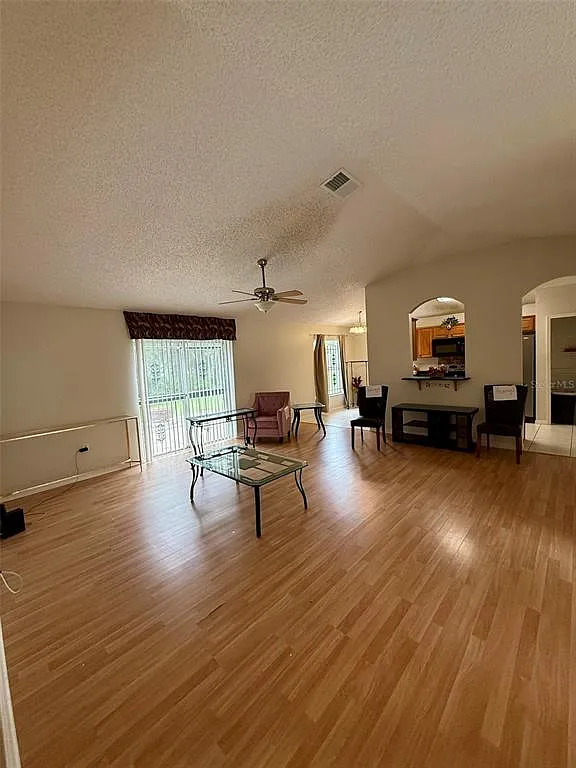 3 bed, 2.0 bath, 1176 sqft, $1,899 — Photo 4