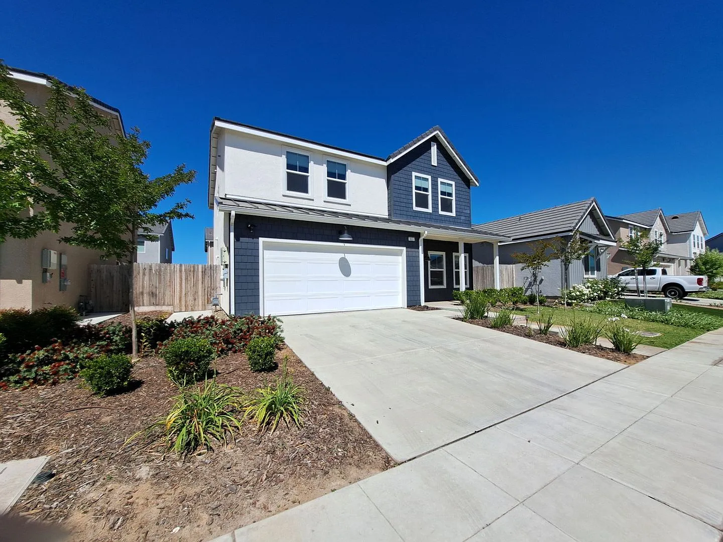 Spacious 2-story home: 4 bedrooms and 2.5 bathrooms in Madera, CA! — Photo 4