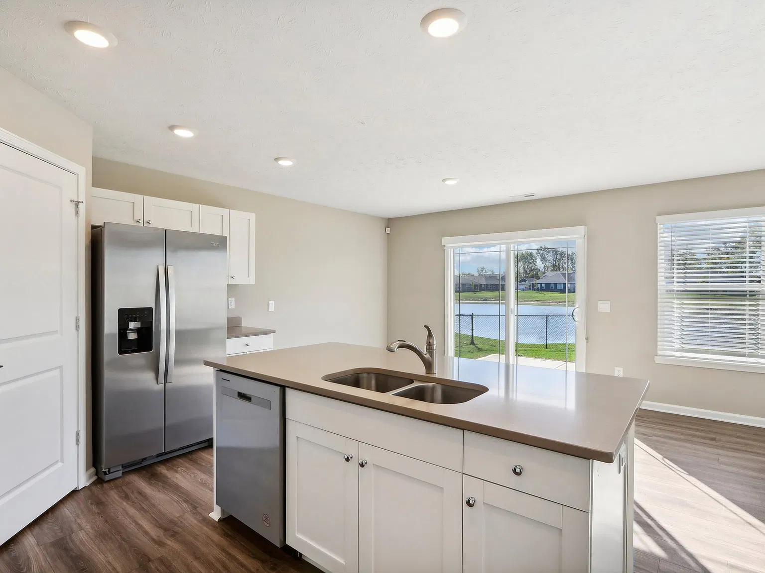 3 bed, 2.0 bath, 1498 sqft, $1,745 — Photo 4