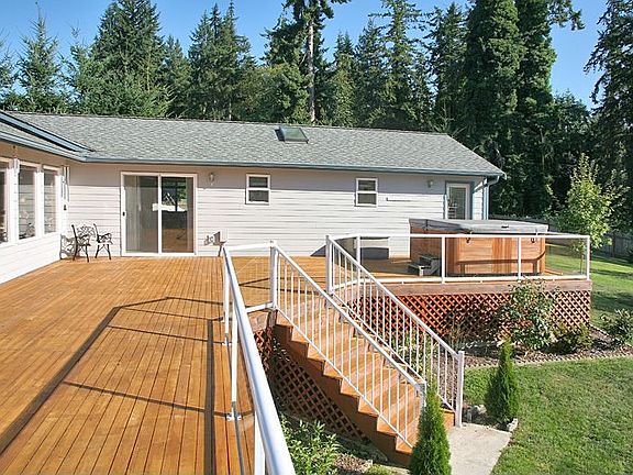 Deck & Hot Tub