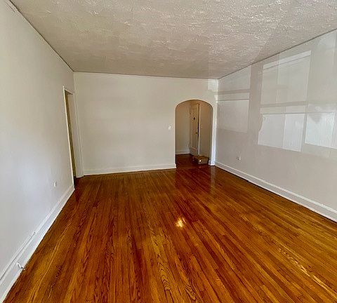 3rd image of 1 Larchmont Ave