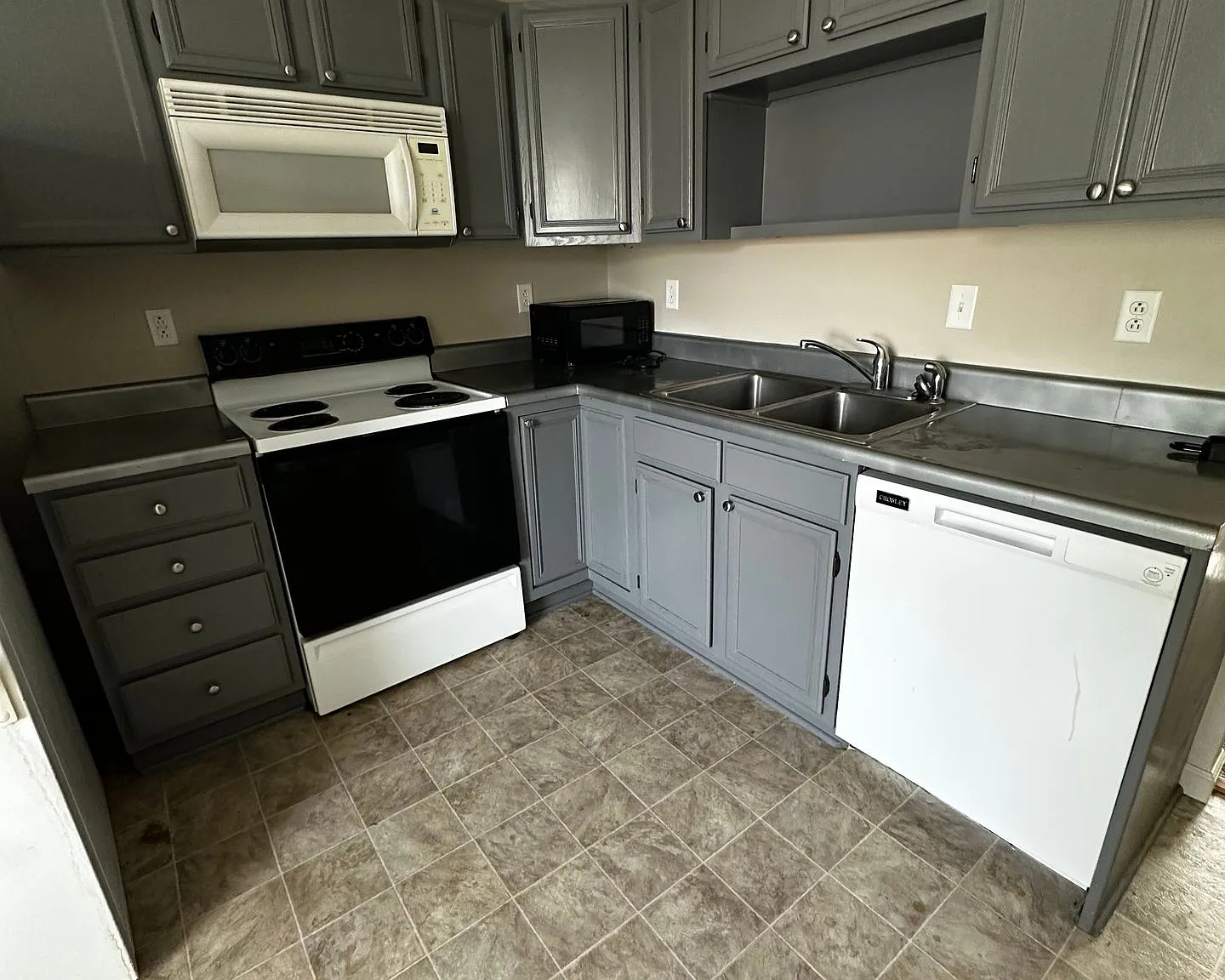 Collier Apts I — Photo 3
