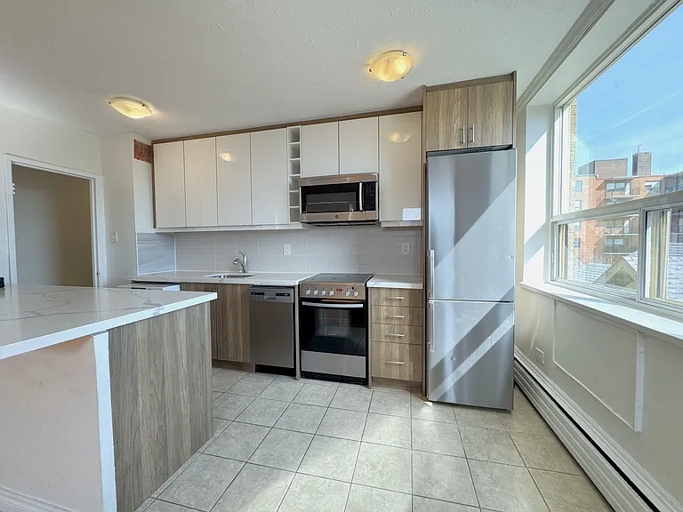 140 Springhurst Ave — Photo 2