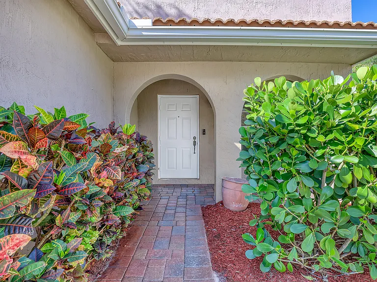 3464 Commodore Ct — Photo 4