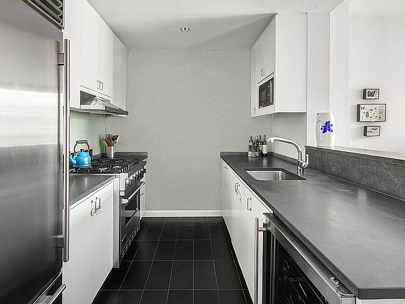 5th image of 255 Hudson St APT 6B