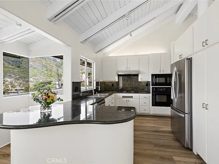 665 Temple Hills Dr — Photo 6
