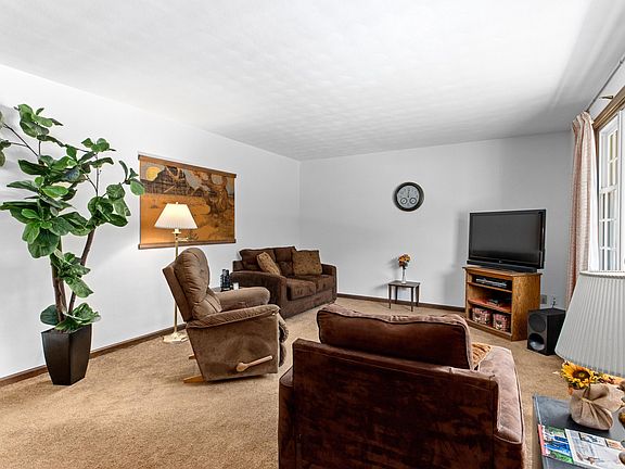 5th image of 937 W Deerbrook Dr