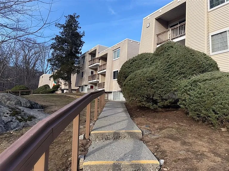 511 Fox Run Ln — Photo 9