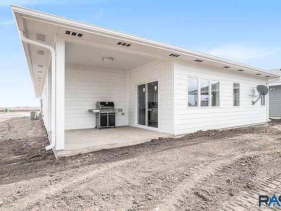 3rd image of 749 Pacific Cir