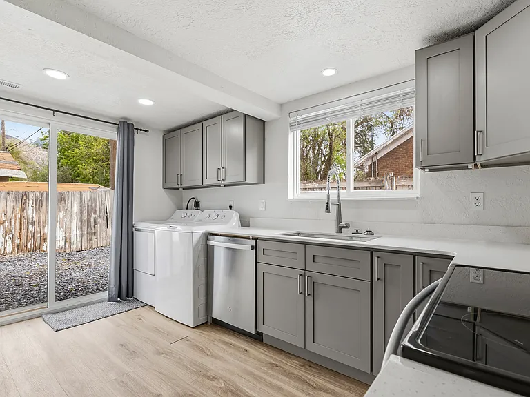 3022 Jefferson Ave — Photo 3