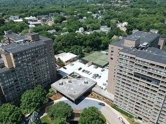 3rd image of 250 Hammond Pond Pkwy APT 609N