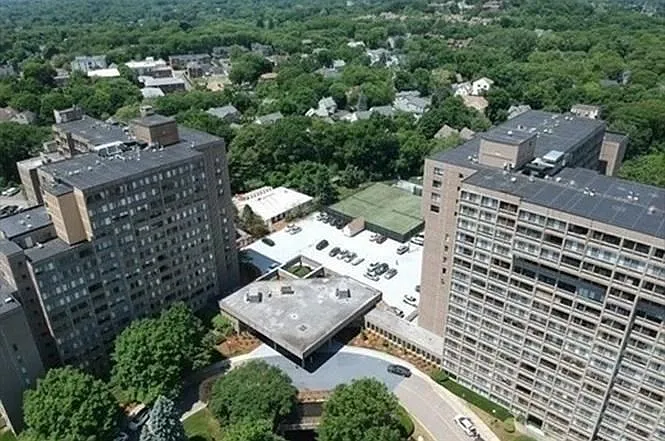 250 Hammond Pond Pkwy #609N — Photo 3