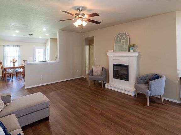 4th image of 898 Red Oak St