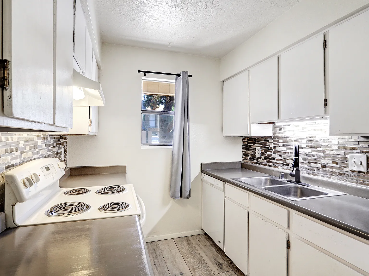 13515 Copper Ave Ne - Unit 1 — Photo 2