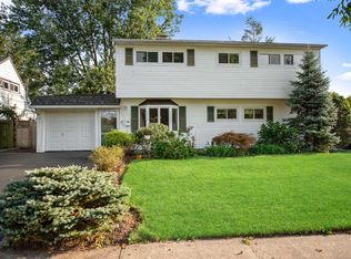 186 Blueberry Ln, Hicksville, NY 11801