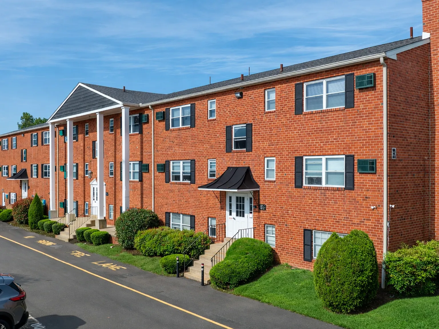 Colonial Point Apartments — Photo 1