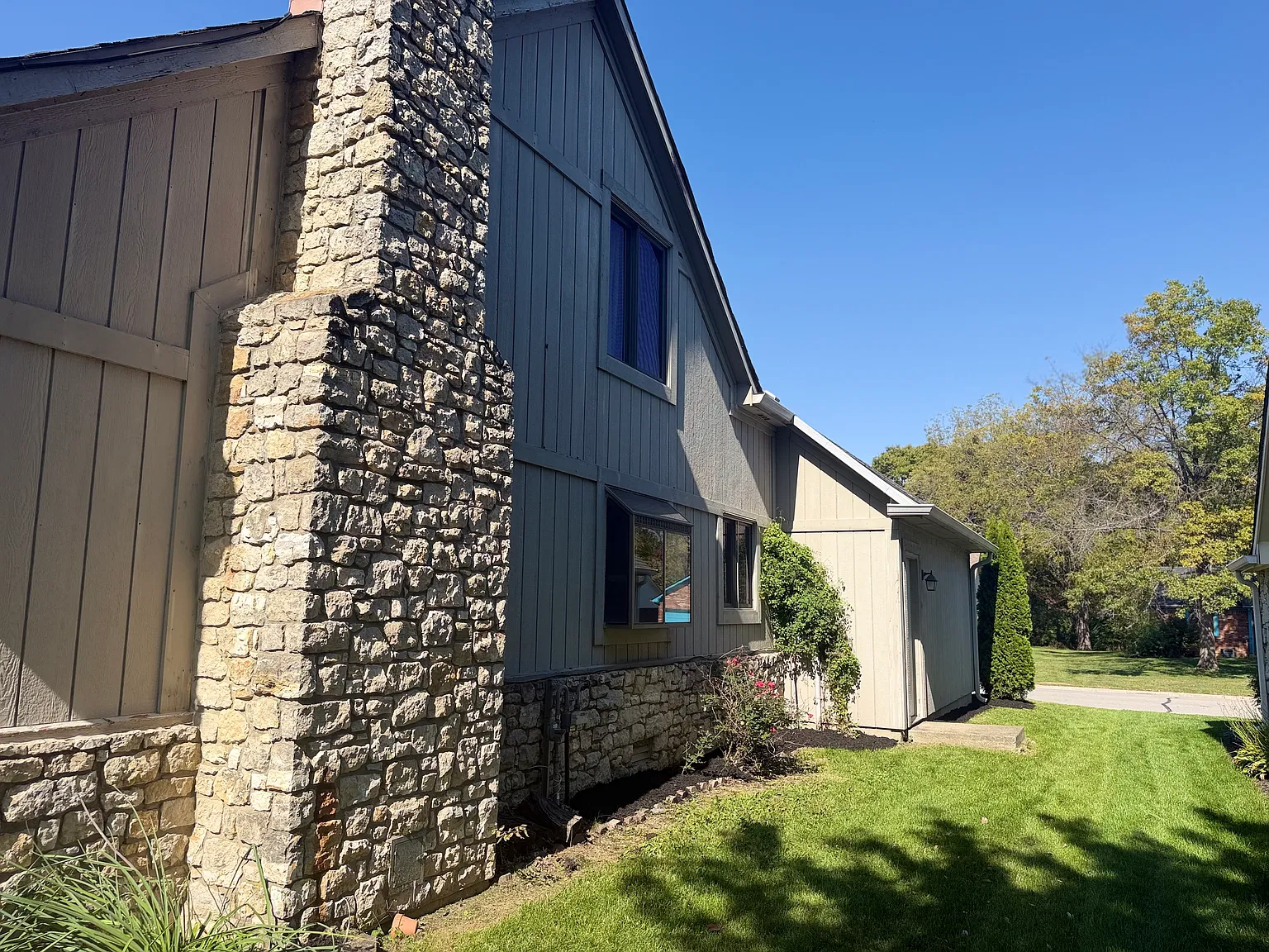 3 bed, 1599 sqft, $2,000 — Photo 2
