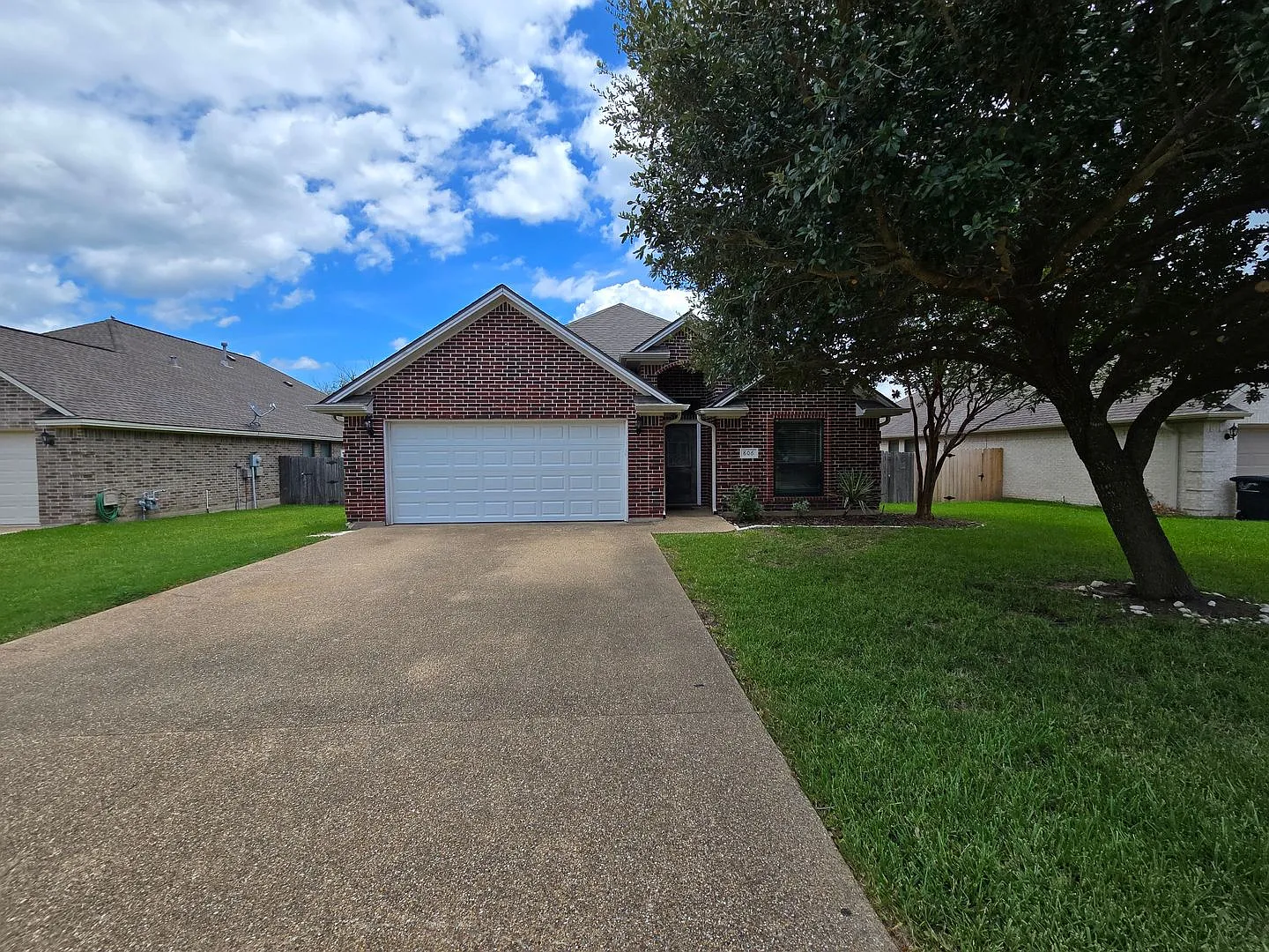College Station - Large 4 bedrooms / 2.5 baths with garage and fenced yard!! — Photo 2