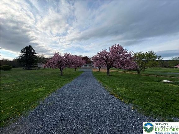 3rd image of 3957 Mountain Rd
