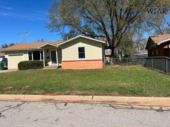 1303 Clover Dr, Burkburnett, TX 76354