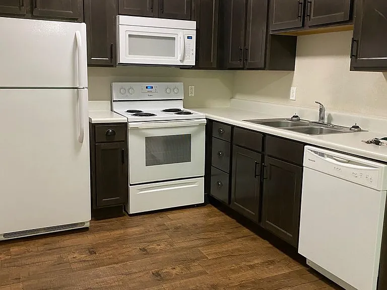 University Crossing Apartments and Townhomes — Photo 9