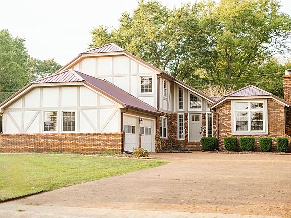 2nd image of 806 Sharon Cir