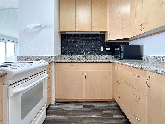 3rd image of 731 Amana St #Penthouse 1