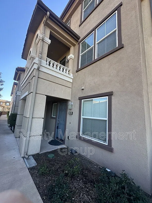 3 bed, 3.5 bath, 1537 sqft, $3,650 — Photo 3