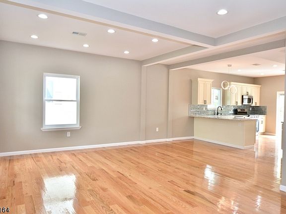 2nd image of 8 Evagrod St
