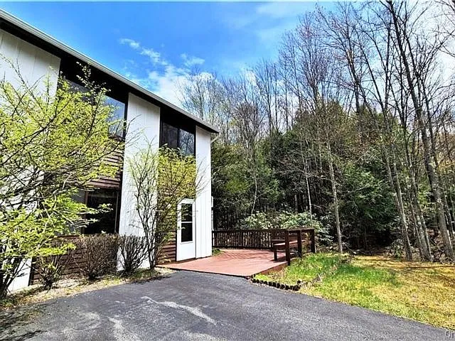 Building Photo - 52 Medallion Rd