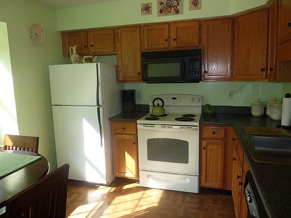 Bright Eat-In Kitchen