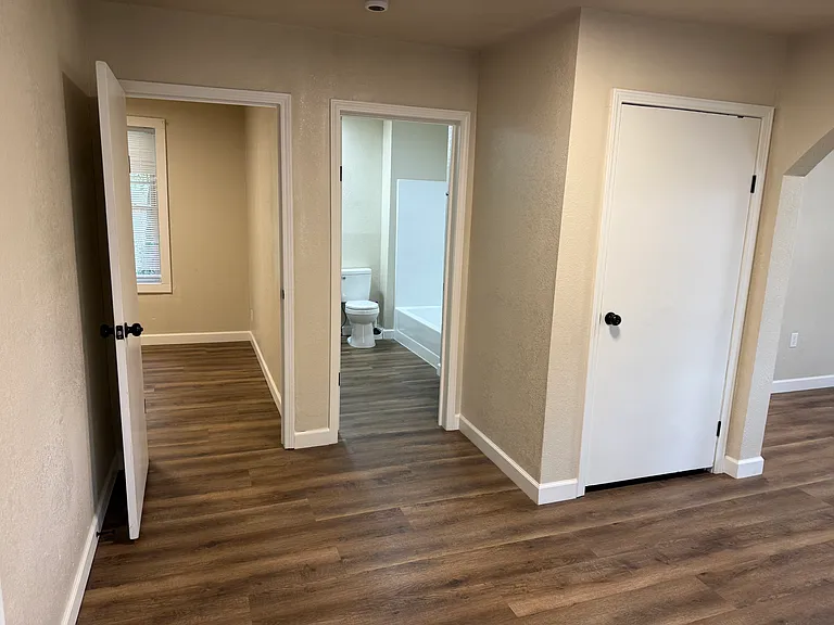 111 N Elm St — Photo 3