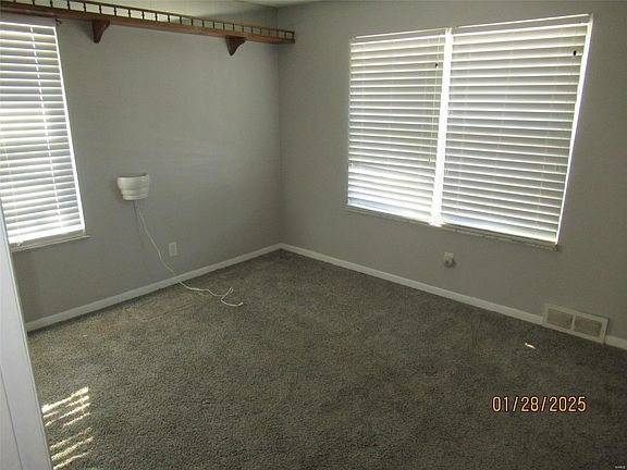 5th image of 11 Van Crest Ln