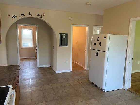 4th image of 2 Euclid Ave APT 1