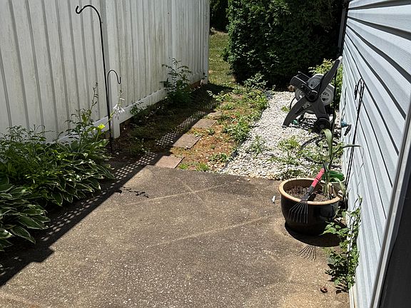 2nd image of 811 N Walnut St
