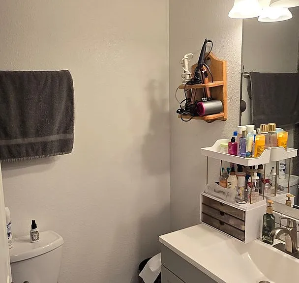 2 Bed, 1.5 Bath Townhome with Garage Near McKee Medical Center — Photo 8