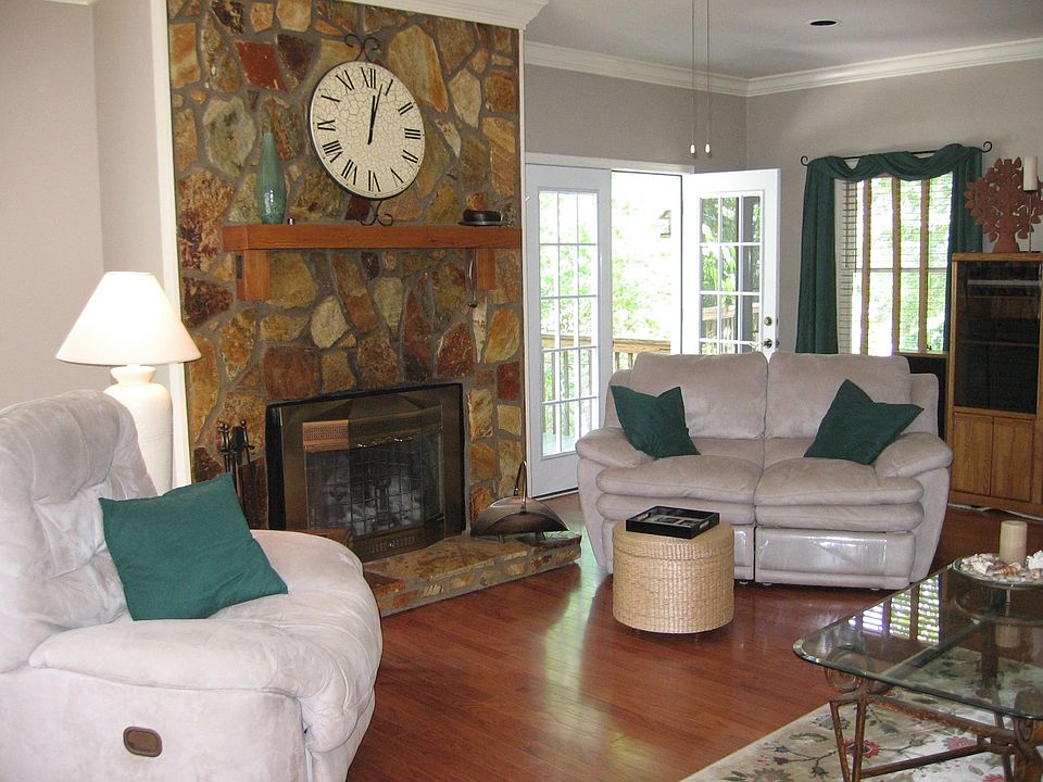 Family Room w/wood burner