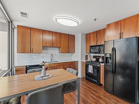 3rd image of 929 Portland Ave APT 812