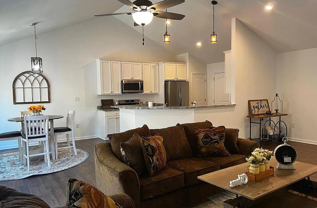 3 bed, 1700 sqft, $2,685 — Photo 3