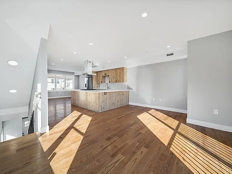 86 Blossom St #2 — Photo 1