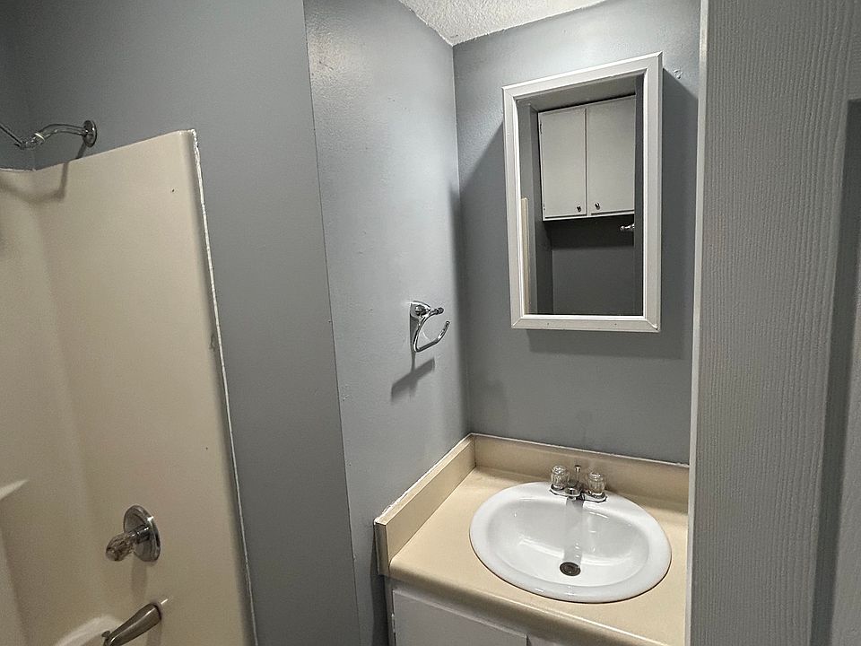 2nd image of 401 10th St SE