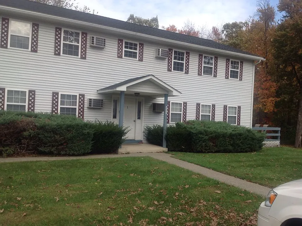 Front entrance to building 211 Woodcrest Drive