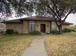 1800 Green Ridge Dr, Carrollton, TX 75007