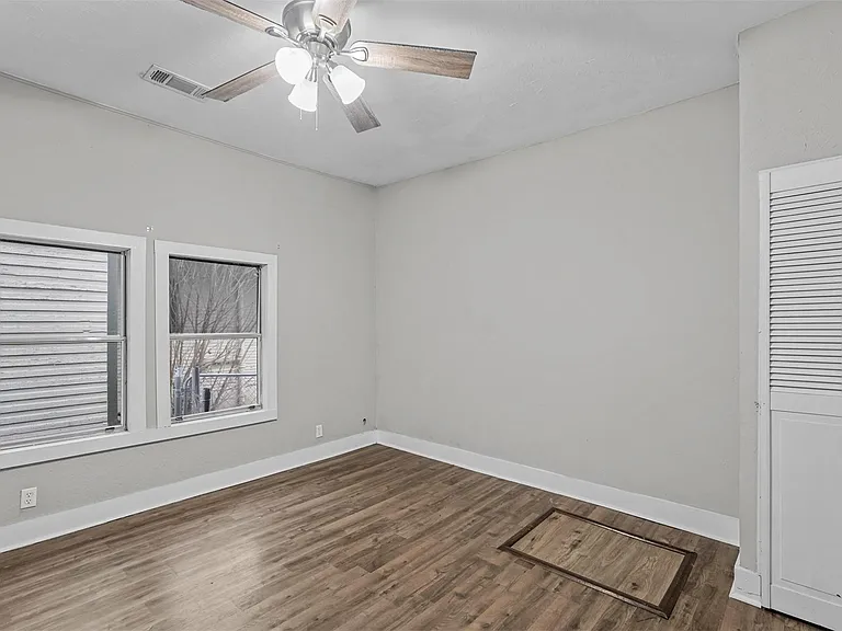 906 E Houston St — Photo 20