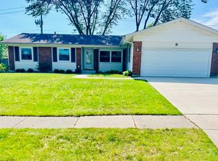 9 Lancaster Ave, Elk Grove Village, IL 60007