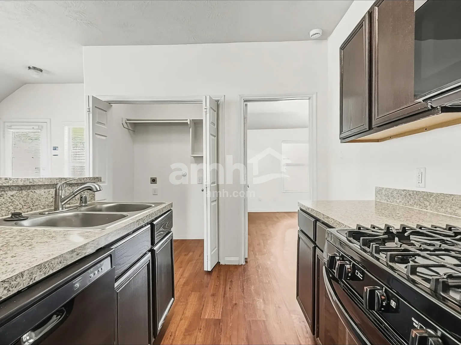 3 bed, 2.0 bath, 1192 sqft, $1,705 — Photo 4