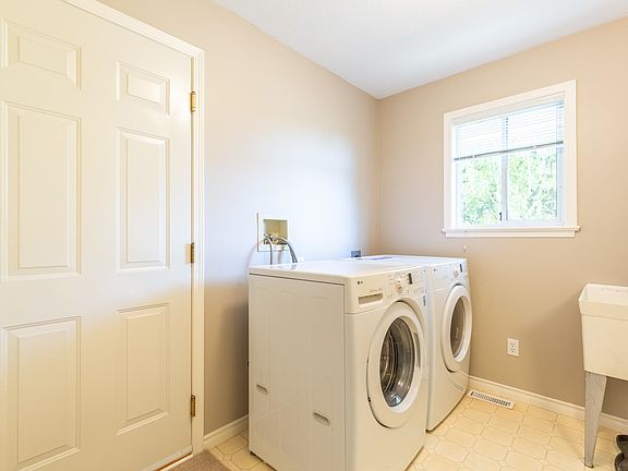 4th image of 3330 Hyde Park Pl